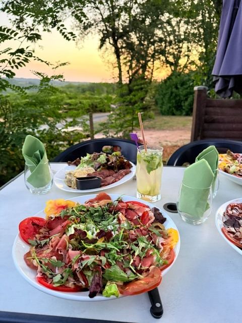 Salade fraîche et mojito